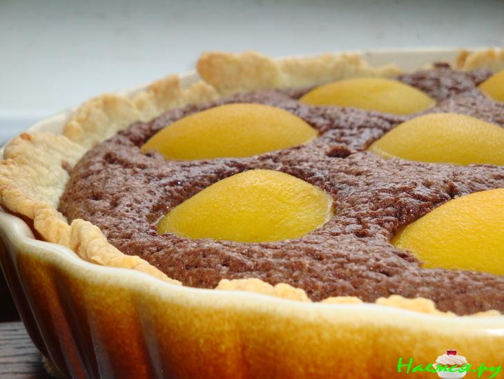 Шоколадный пирог с персиками