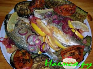 Дорада запеченная с овощами
