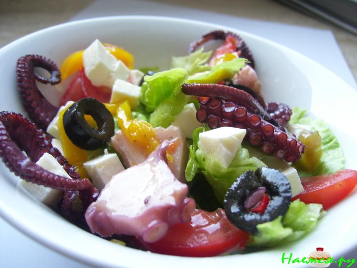 Салат с маринованным осьминогом