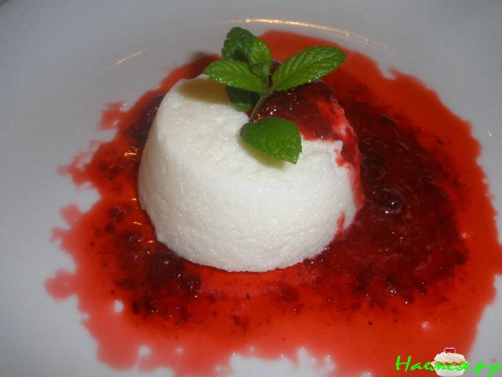 Нежный йогуртовый мусс с клюквенно-апельсиновым соусом