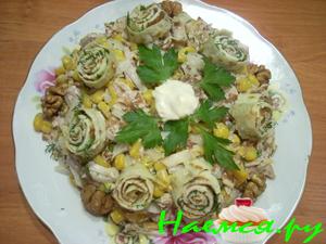 Мясной салат с омлетом и орехами