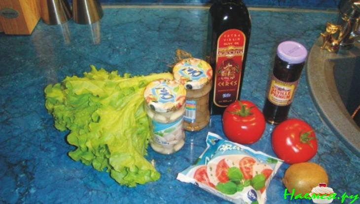 Моцарелла с помидором под соусом из киви