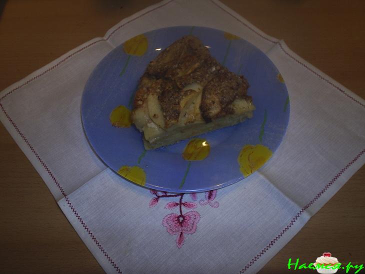 Пирог с яблоками и орехами