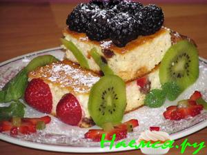 Запеканка творожная с фруктами и ягодами