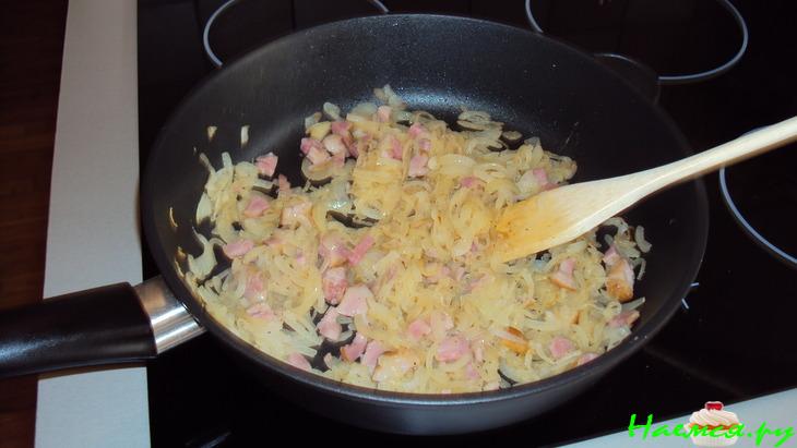 Сырно-луковый пирог с копченым салом и беконом