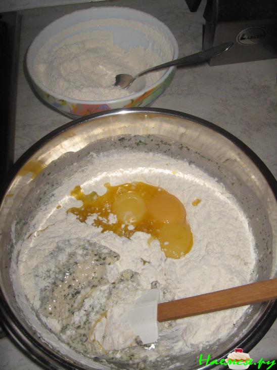 Ароматный хлеб с душистым маслом, травами и луком