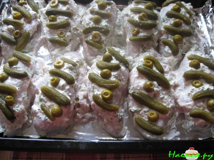 Куриные грудки с оливками и корнишонами