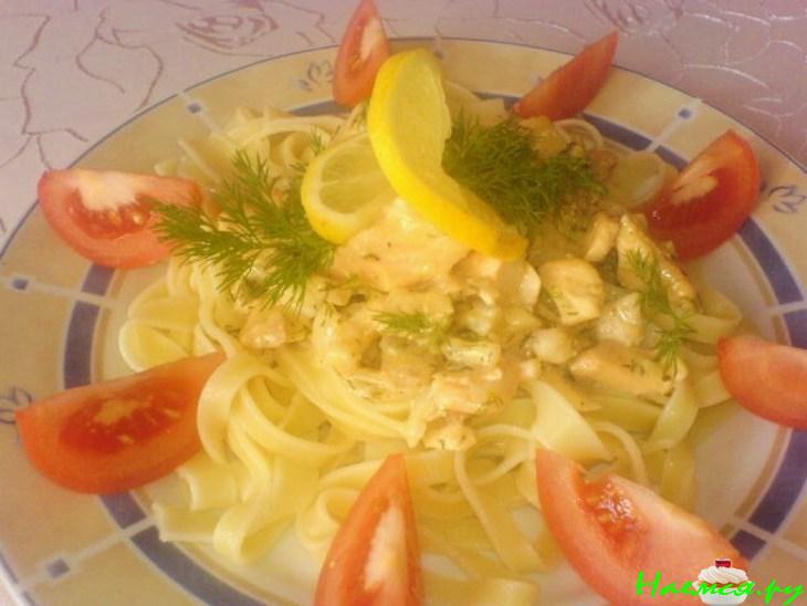 Паста в сливочном соусе с семгой и креветками