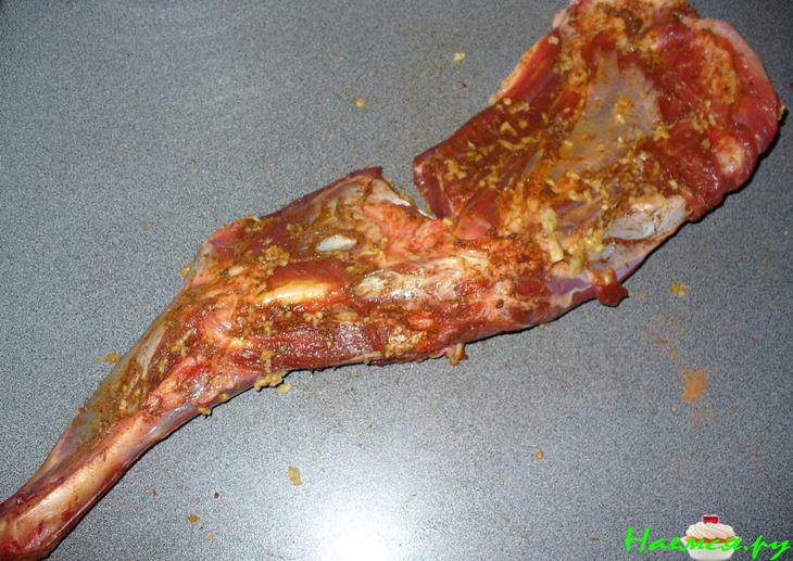 Баранья нога с чесноком и зирой