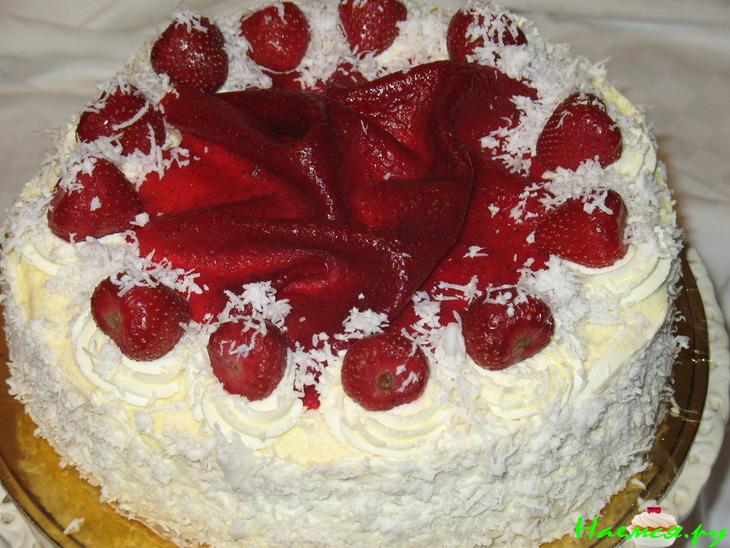 Безейный тортик с клубникой. Укутанный снегами и туманами