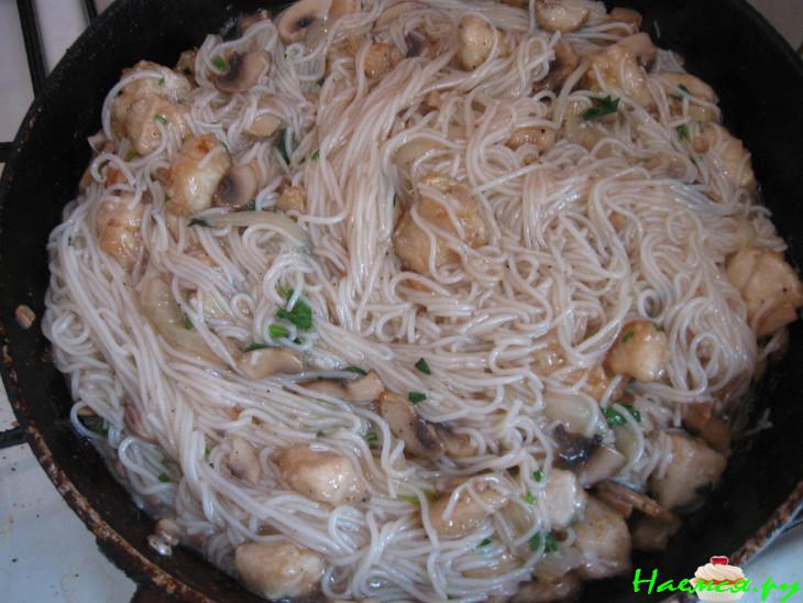 Рисовая вермишель с курицей и грибами