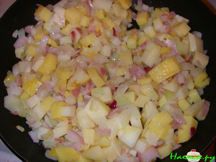 Пирожки с курицей, картофелем и солеными огурчиками