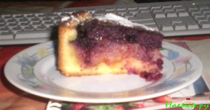 Пирог яблочный с черничным мусом