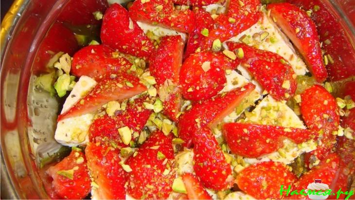 Салат из авокадо с сыром и клубникой