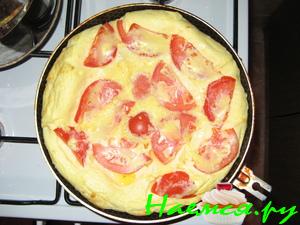Омлет с сыром и помидорами