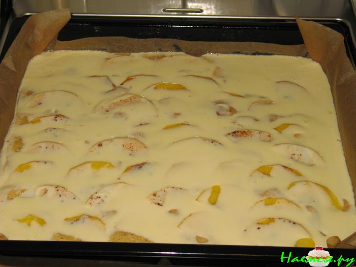 Миндальный бисквит с персиком и яблоками под сметанной заливкой