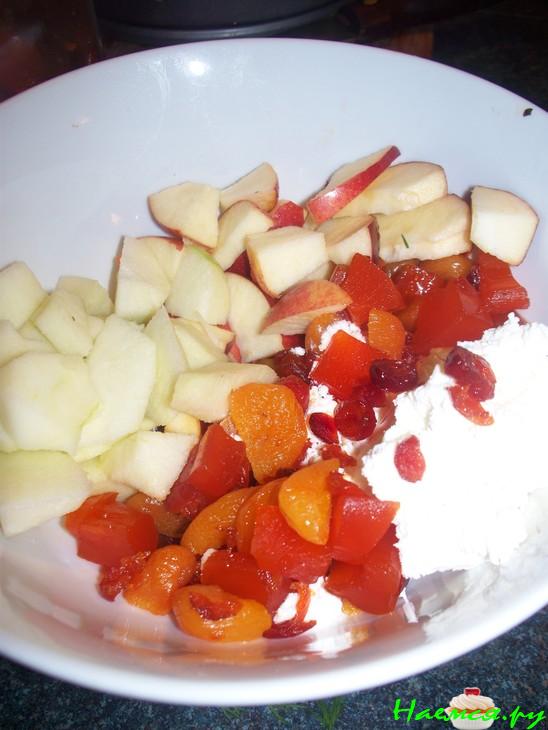 Пирог яблочный с творогом и винными сухофруктами в тесте фило 