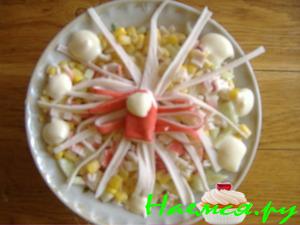 Салат с кукурузой, рисом, крабовыми палочками и ананасом