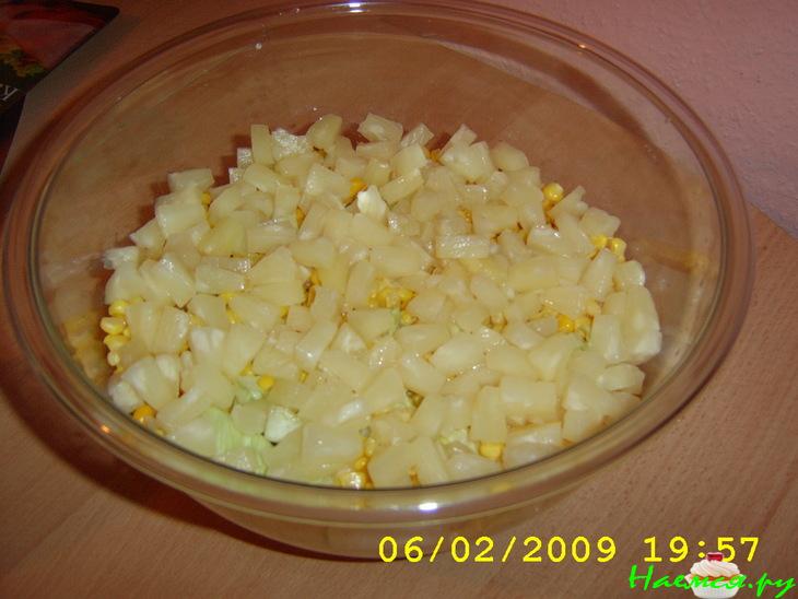 Слоёный салат с индюшиной ветчиной