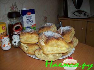 Пирожные из слоёного теста с кремом и орехами