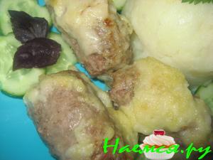 Рулетики из говядины с квашенной капустой в сметанном соусе