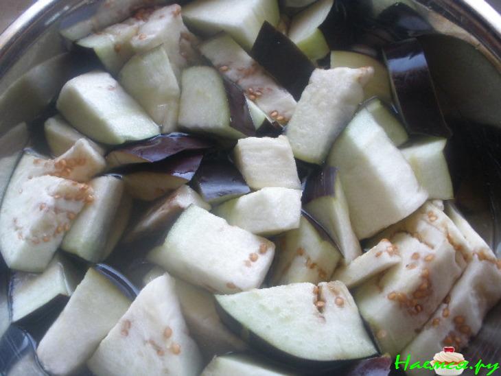 Запеченное карри из баклажанов с соусом из сметаны и кориандра