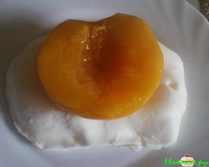 Десерт-мороженое с персиками Десерт-мороженое с персиками