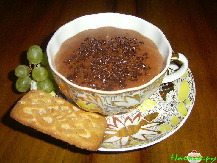 Горячий черный шоколад со сливками