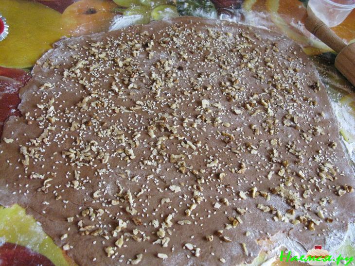 Шоколадное печенье с орехами, кунжутом и шоколадом