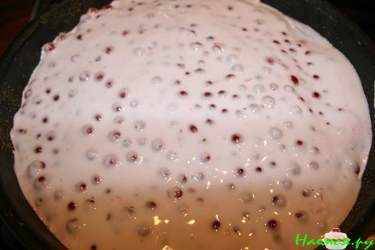 Пирог с безе и красной смородиной