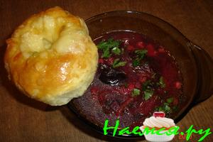 Борщ с черносливом и сырными плюшками
