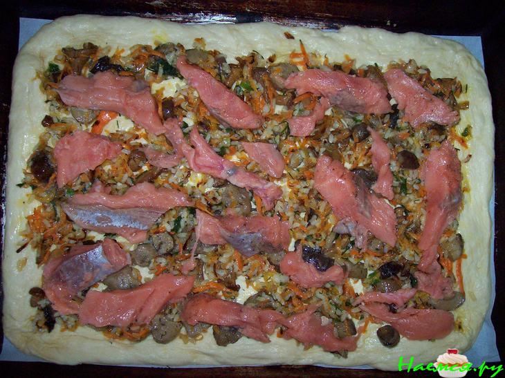 Пирог с рыбой двух видов, рисом и грибами