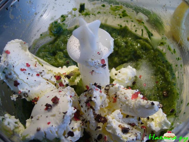 Авокадо-огуречный мусс на баклажановых тостах