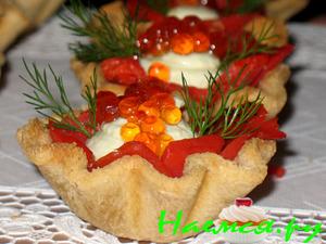 Хлебные корзиночки с копчёной горбушей и кремом из авокадо и риккоты