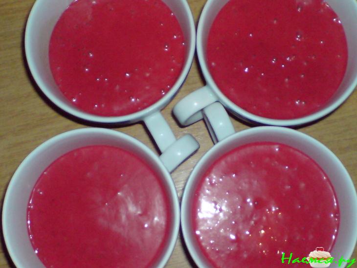 Пирожное из слоеного теста и бананово-малинового суфле