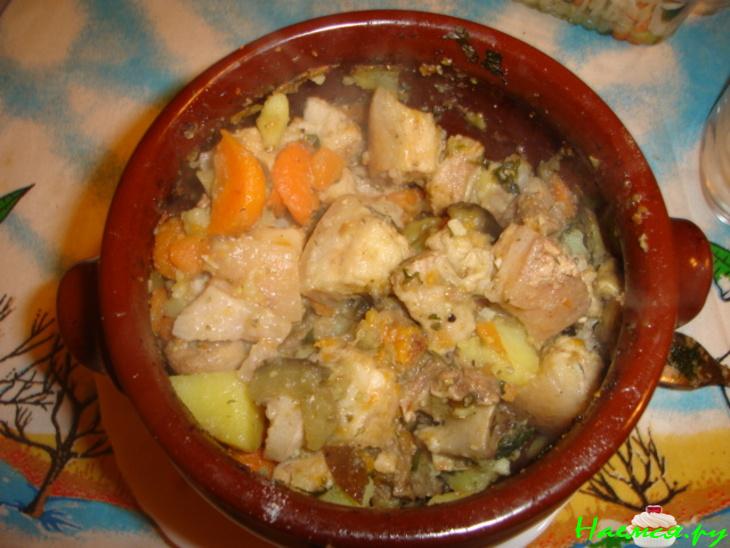 Мясо в горшочках с баклажаном
