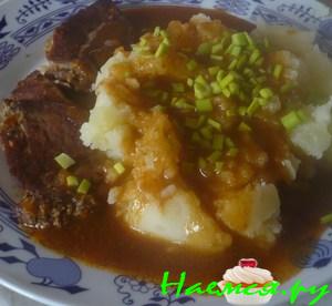 Гуляш с горчицей, тмином и чесноком