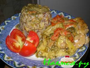 Куриные бедрышки в горшочке под сырным соусом