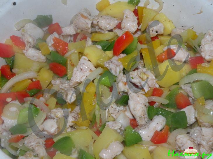 Гуляш куриный «Светофор» с красным, желтым и зеленым перцем