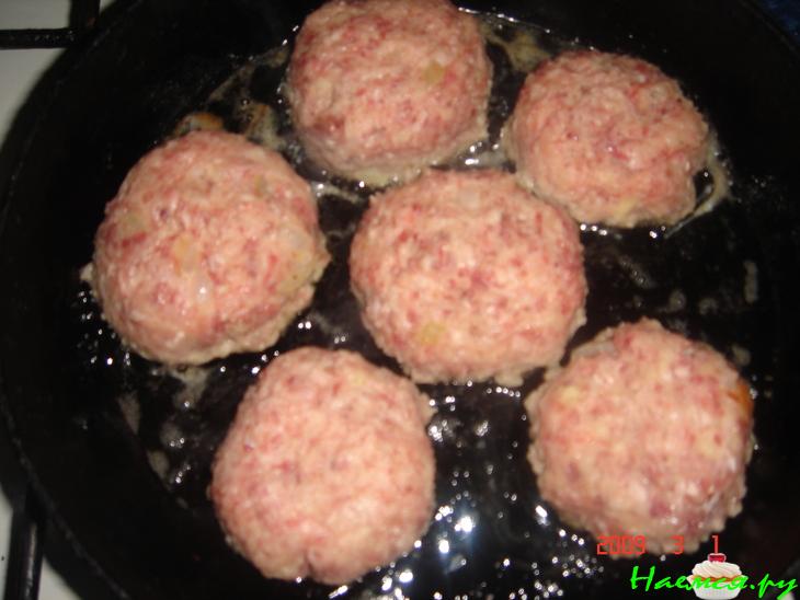 Картофельно-мясные котлеты с нежным грибным соусом.