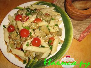Тёплый макаронный салат с баклажанами