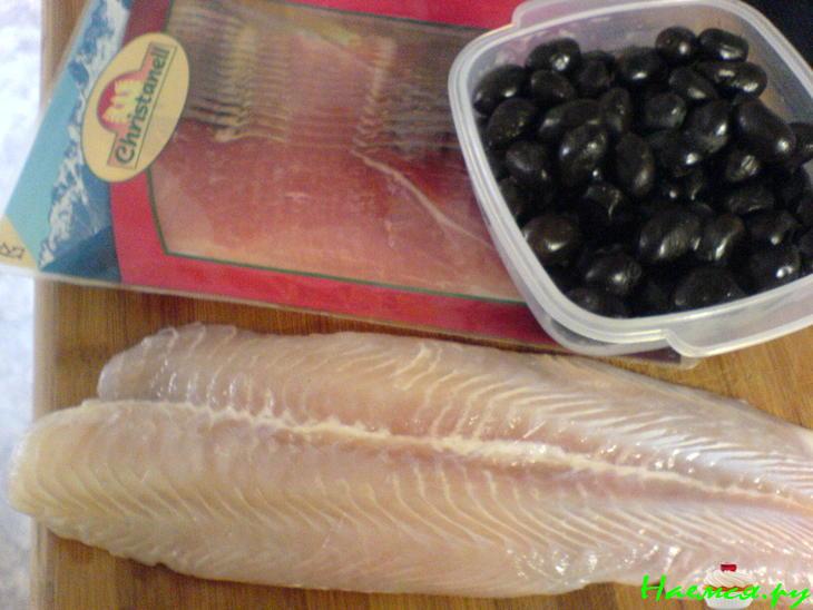 Белая рыба с оливами и базиликом