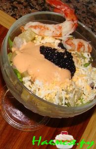 Коктейль с креветками, черной икрой и ананасом