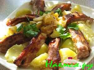 Свиные ребрышки, запеченные в яблоках