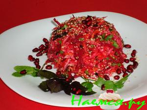 Cалат из свеклы с кольраби и кунжутом