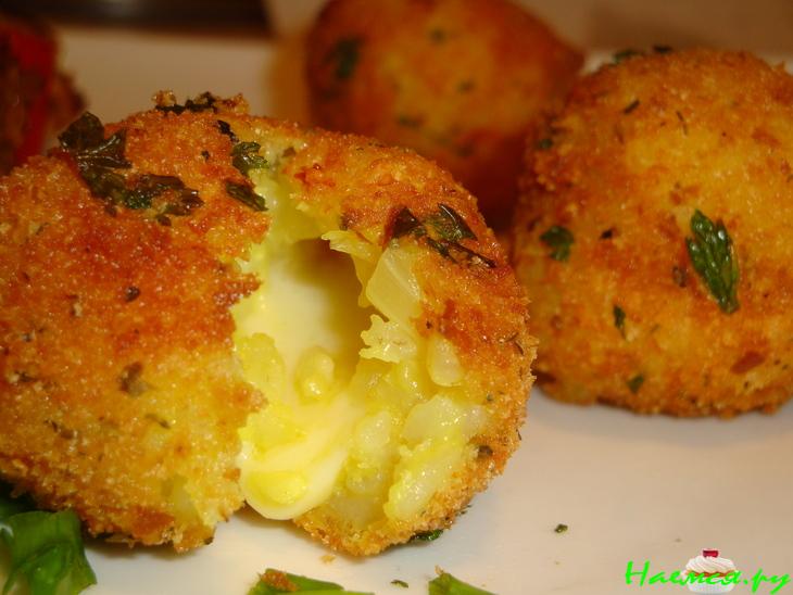 Хрустящие рисовые шарики с моцареллой