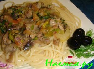 Рубленное свиное мясо с грибами и спагетти