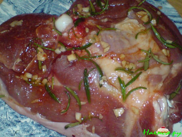 Голень индейки, тушенная в вине с розмарином