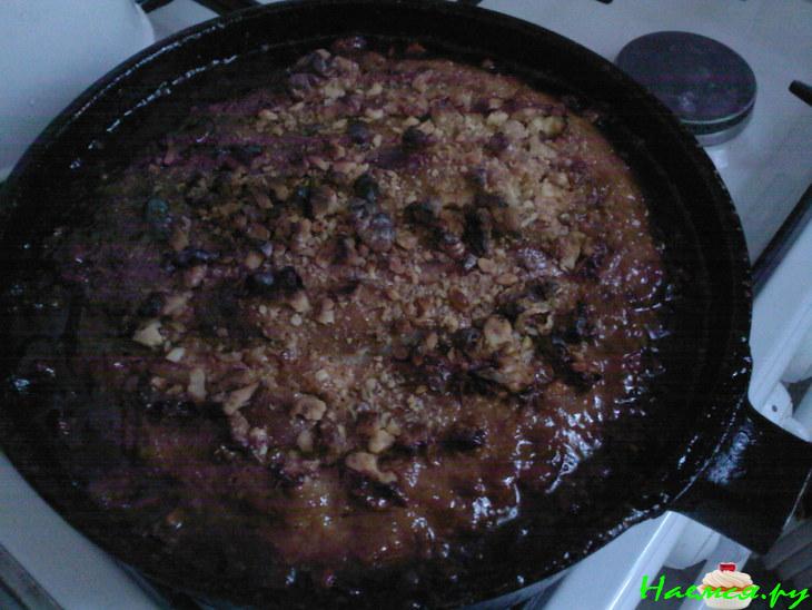 Пирог с изюмом, вишней и тыквой в медовой заливке