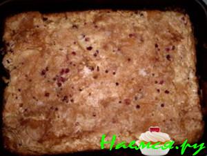 Сладкий пирог с брусникой и яблоками